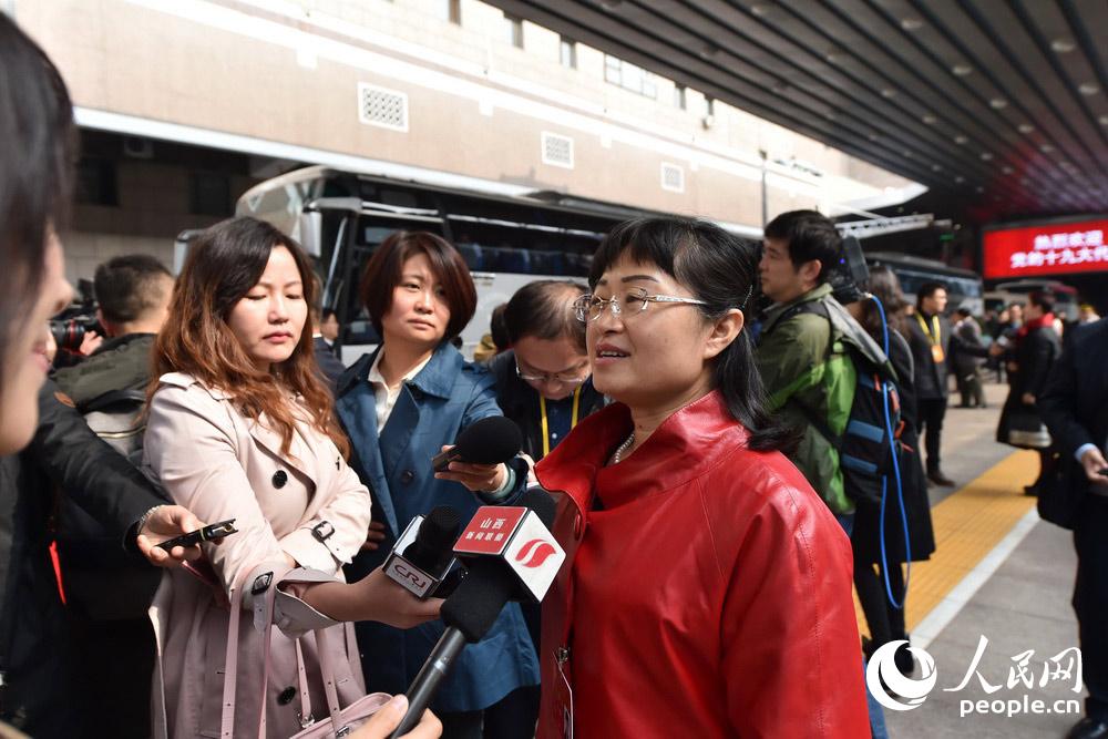 黨的十九大代表、大同五中教研室副主任續燁接受媒體採訪。（人民網記者 翁奇羽 攝）