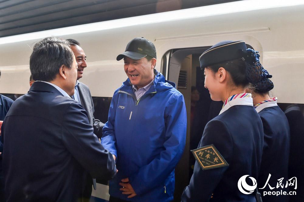 黨的十九大代表、山西省省委常委、組織部長吳漢聖走下火車。（人民網記者 翁奇羽 攝）
