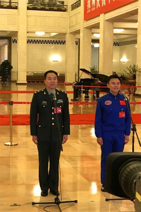 十九大代表景海鵬、唐嘉陵（左起）接受記者採訪。（人民網 記者柴哲彬攝）