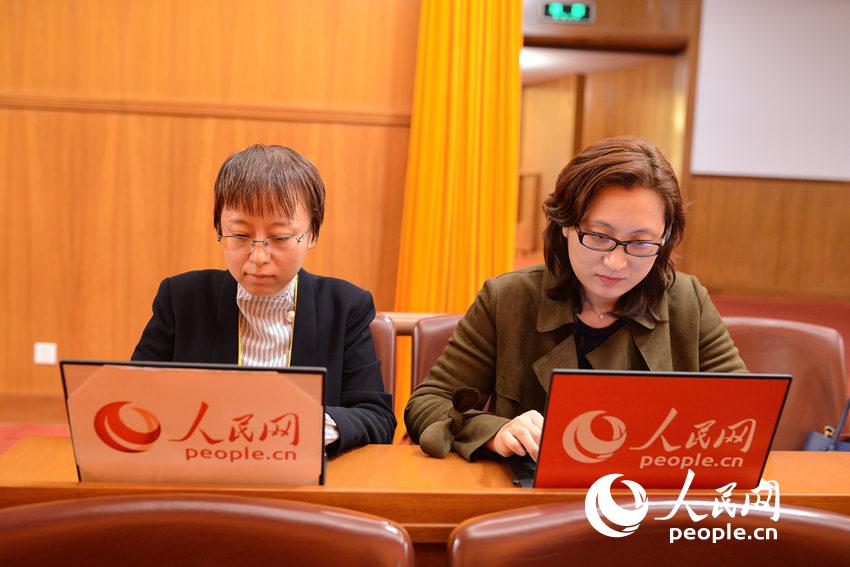 人民網(wǎng)現(xiàn)場(chǎng)直播十九大開(kāi)幕會(huì),圖為現(xiàn)場(chǎng)工作人員。(人民網(wǎng)記者 張啟川 攝)