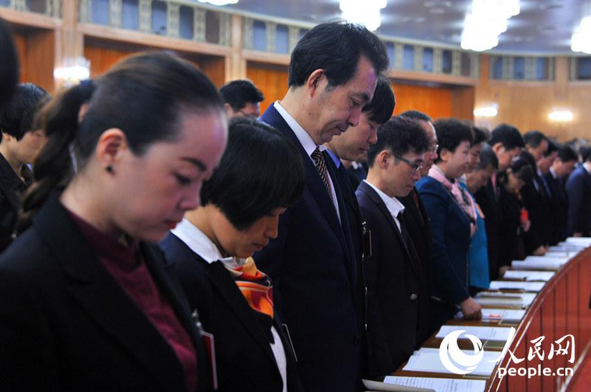 中國(guó)共產(chǎn)黨第十九次全國(guó)代表大會(huì)開幕會(huì)現(xiàn)場(chǎng),代表為已故老一輩無產(chǎn)階級(jí)革命家和革命先烈默哀。(人民網(wǎng)記者 翁奇羽 攝)
