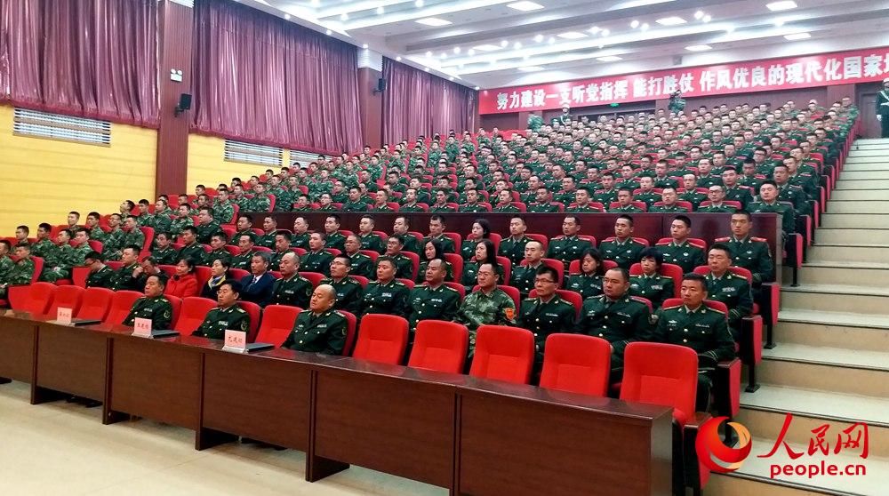10月18日上午，武警黃金第四支隊官兵在支隊禮堂集中收看黨的十九大開幕盛況。人民網周頌雪 攝