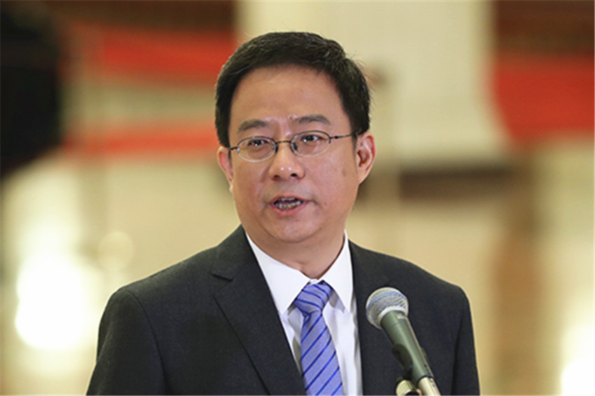 黃一兵代表接受採訪