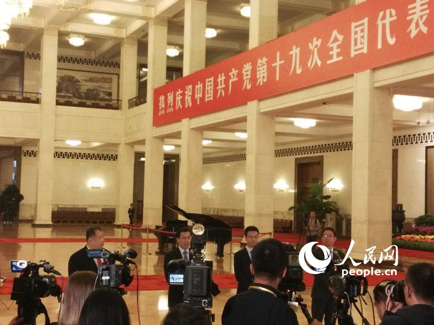 十九大“黨代表通道”第二場採訪活動現(xiàn)場。（王麗珍 攝）