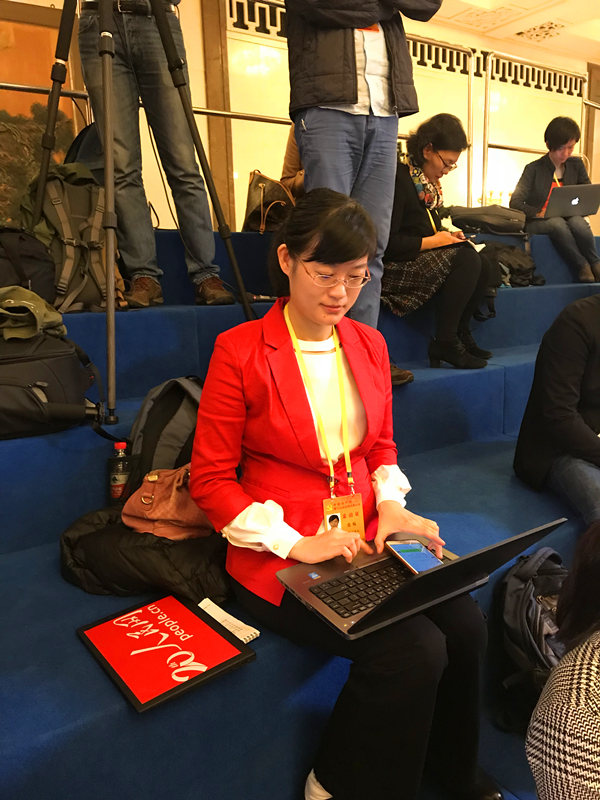 十九大“黨代表通道”第二場採訪活動現(xiàn)場忙碌的媒體記者。（人民網(wǎng)記者 柴哲彬 攝）