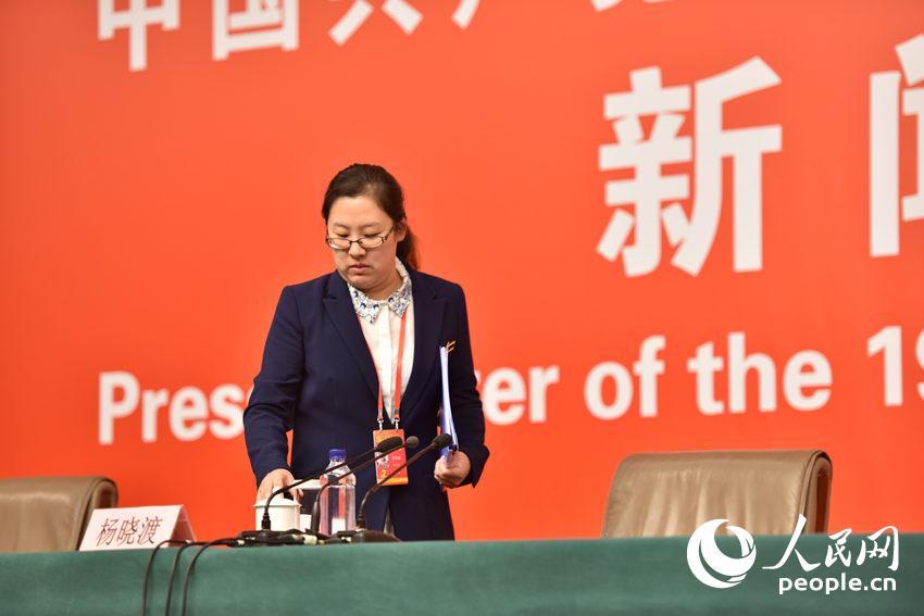在十九大新聞中心舉行的“加強黨建工作和全面從嚴治黨”記者招待會即將開始，圖為現場工作人員在做準備。（人民網記者 王天樂 攝）