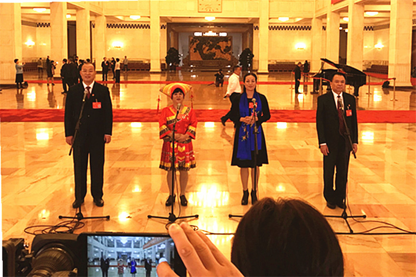十九大代表們回答記者提問
