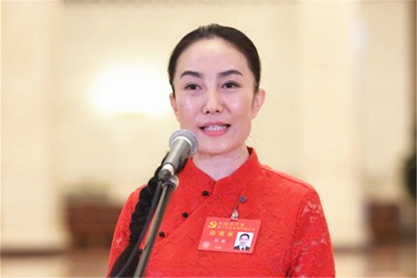 侯艷代表接受採訪