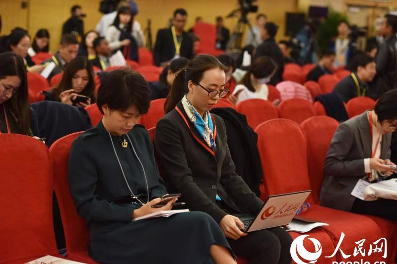 人民網(wǎng)現(xiàn)場(chǎng)直播“加強(qiáng)黨建工作和全面從嚴(yán)治黨”記者招待會(huì)。(人民網(wǎng)記者 王天樂(lè) 攝)