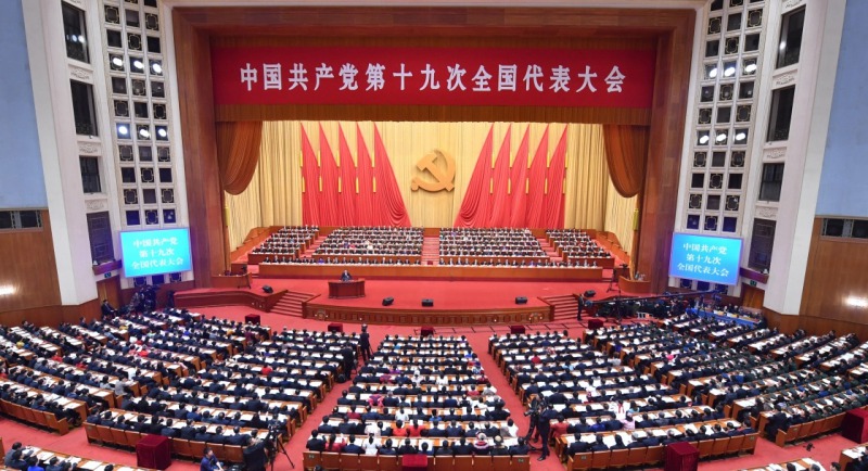 10月18日，中國共產(chǎn)黨第十九次全國代表大會在北京人民大會堂開幕。習(xí)近平代表第十八屆中央委員會向大會作報告。新華社記者 李濤 攝