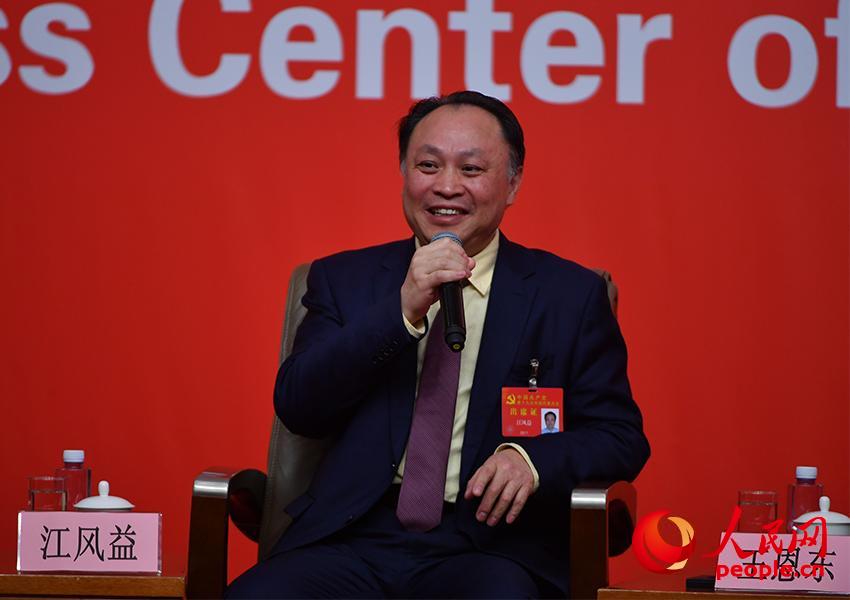 南昌大學(xué)黨委常委、副校長(zhǎng)江風(fēng)益接受採(cǎi)訪(人民網(wǎng)記者 於凱 攝)