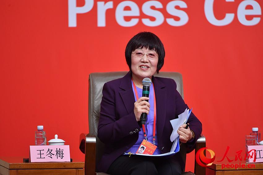 主持人、十九大新聞中心負責人王冬梅（人民網記者 於凱 攝）