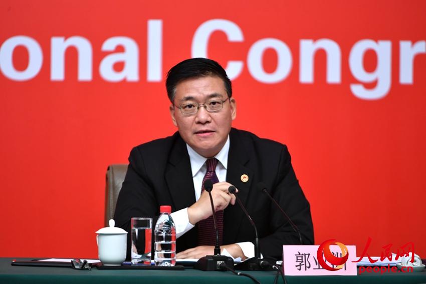中共中央對外聯絡部副部長郭業洲介紹情況。（人民網記者 於凱 攝）