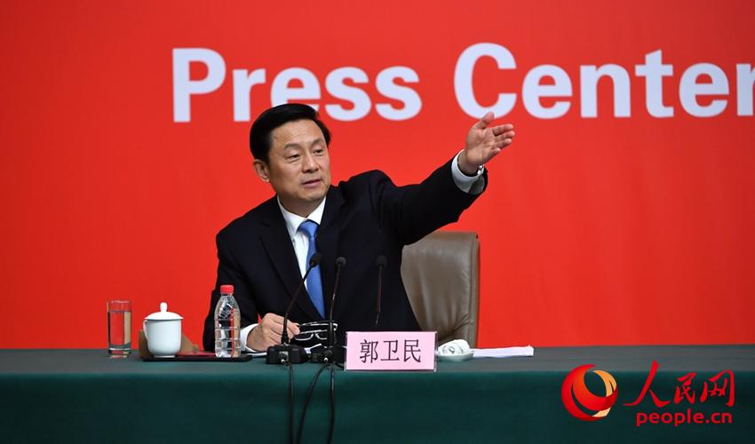 主持人、十九大大會新聞發言人郭衛民。（人民網記者 於凱 攝）