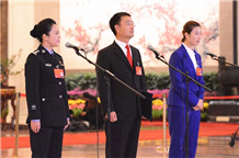 李貝、裴春亮、丁寧代表接受採訪