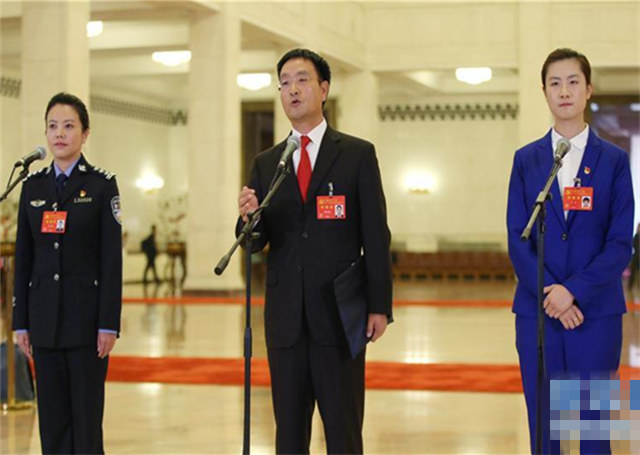 十九大代表李貝、裴春亮、丁寧回答記者提問