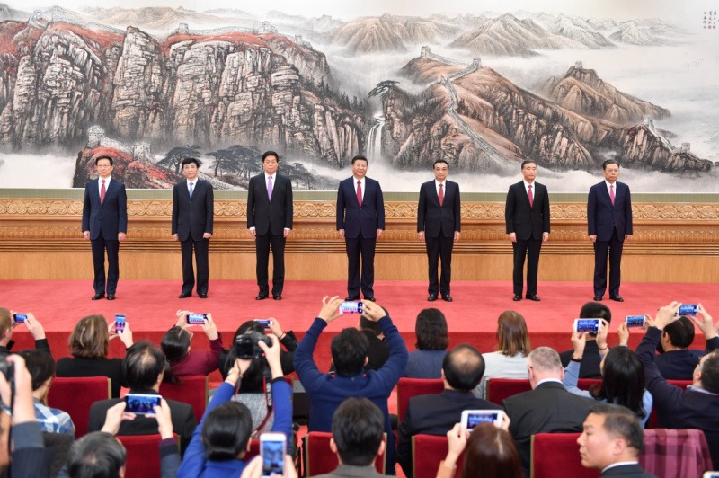 10月25日,剛剛在中共十九屆一中全會上當(dāng)選的中共中央總書記習(xí)近平和中央政治局常委李克強(qiáng)、栗戰(zhàn)書、汪洋、王滬寧、趙樂際、韓正在北京人民大會堂同採訪十九大的中外記者見面。新華社記者 李濤 攝
