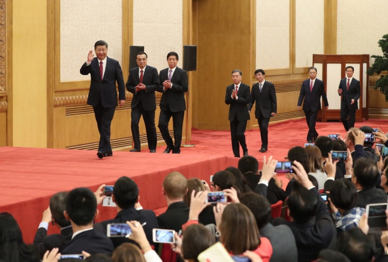 10月25日，剛剛在中共十九屆一中全會上當選的中共中央總書記習近平和中央政治局常委李克強、栗戰書、汪洋、王滬寧、趙樂際、韓正在北京人民大會堂同採訪十九大的中外記者見面。新華社記者 馬佔成 攝