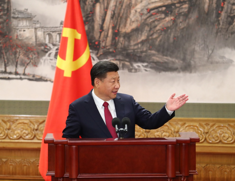 10月25日，剛剛在中共十九屆一中全會上當選的中共中央總書記習近平和中央政治局常委李克強、栗戰(zhàn)書、汪洋、王滬寧、趙樂際、韓正在北京人民大會堂同採訪十九大的中外記者見面。這是習近平總書記發(fā)表講話。新華社記者 謝環(huán)馳 攝