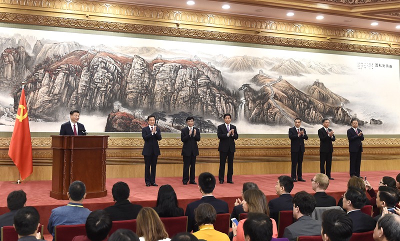 10月25日，剛剛在中國共產黨第十九屆中央委員會第一次全體會議上當選的中共中央總書記習近平和中共中央政治局常委李克強、栗戰書、汪洋、王滬寧、趙樂際、韓正在人民大會堂同採訪十九大的中外記者親切見面。新華社記者 燕雁 攝