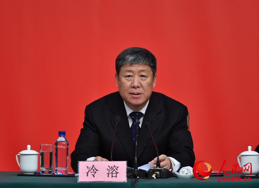中央文獻研究室主任冷溶介紹情況（人民網 於凱攝）