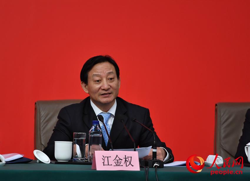 中央紀委駐國資委紀檢組組長、國資委黨委委員江金權介紹情況（人民網記者 於凱攝）