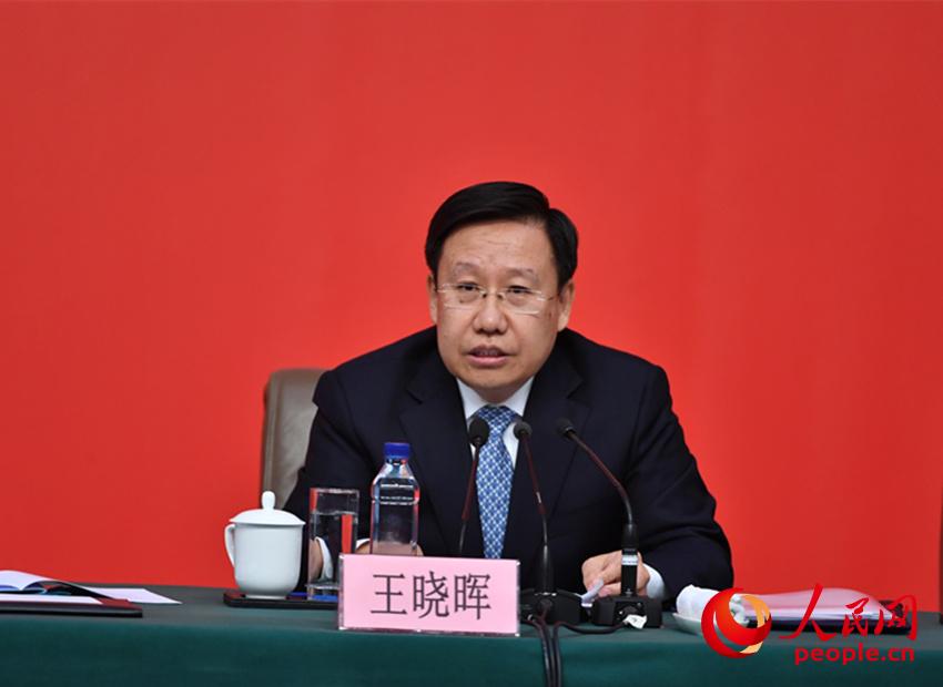 中央政策研究室常務(wù)副主任、中央宣傳部副部長(zhǎng)王曉暉介紹情況。（人民網(wǎng)記者 於凱攝）