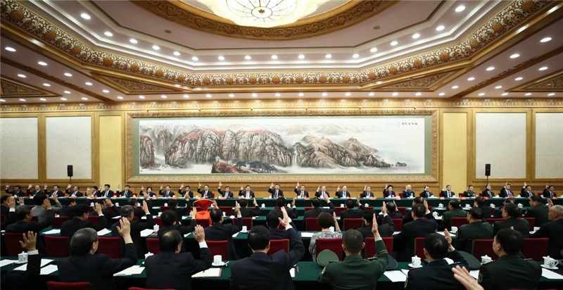 10月17日，中國(guó)共產(chǎn)黨第十九次全國(guó)代表大會(huì)主席團(tuán)在北京人民大會(huì)堂舉行第一次會(huì)議。習(xí)近平同志出席會(huì)議並作重要講話(huà)。新華社記者 蘭紅光 攝