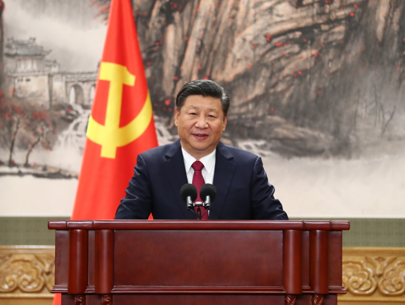 10月25日，剛剛在中共十九屆一中全會上當(dāng)選的中共中央總書記習(xí)近平和中央政治局常委李克強、栗戰(zhàn)書、汪洋、王滬寧、趙樂際、韓正在北京人民大會堂同採訪十九大的中外記者見面。這是習(xí)近平總書記發(fā)表講話。新華社記者 謝環(huán)馳 攝