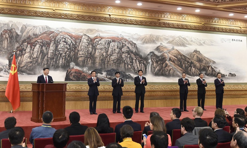 10月25日，剛剛在中國共產(chǎn)黨第十九屆中央委員會第一次全體會議上當(dāng)選的中共中央總書記習(xí)近平和中共中央政治局常委李克強、栗戰(zhàn)書、汪洋、王滬寧、趙樂際、韓正在人民大會堂同採訪十九大的中外記者親切見面。新華社記者 燕雁 攝