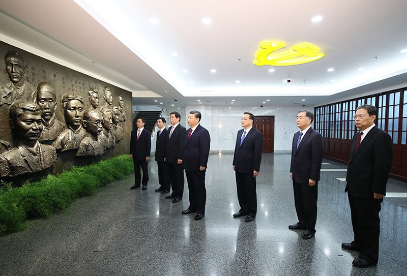 10月31日上午，黨的十九大閉幕僅一周，習近平和李克強、栗戰書、汪洋、王滬寧、趙樂際、韓正，從北京乘專機來到上海，到興業路76號集體瞻仰中共一大會址。新華社記者 蘭紅光 攝