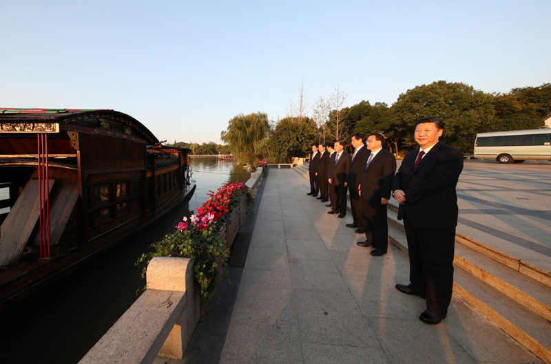 10月31日，中共中央總書記、國家主席、中央軍委主席習近平帶領中共中央政治局常委李克強、栗戰書、汪洋、王滬寧、趙樂際、韓正，瞻仰上海中共一大會址和浙江嘉興南湖紅船。這是習近平等在浙江嘉興南湖邊瞻仰紅船。新華社記者 蘭紅光 攝