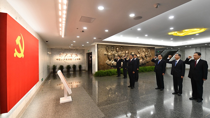 10月31日，中共中央總書記、國家主席、中央軍委主席習近平帶領中共中央政治局常委李克強、栗戰(zhàn)書、汪洋、王滬寧、趙樂際、韓正，瞻仰上海中共一大會址和浙江嘉興南湖紅船。這是31日上午，在上海中共一大會址紀念館，習近平帶領其他中共中央政治局常委同志一起重溫入黨誓詞。新華社記者 李濤 攝