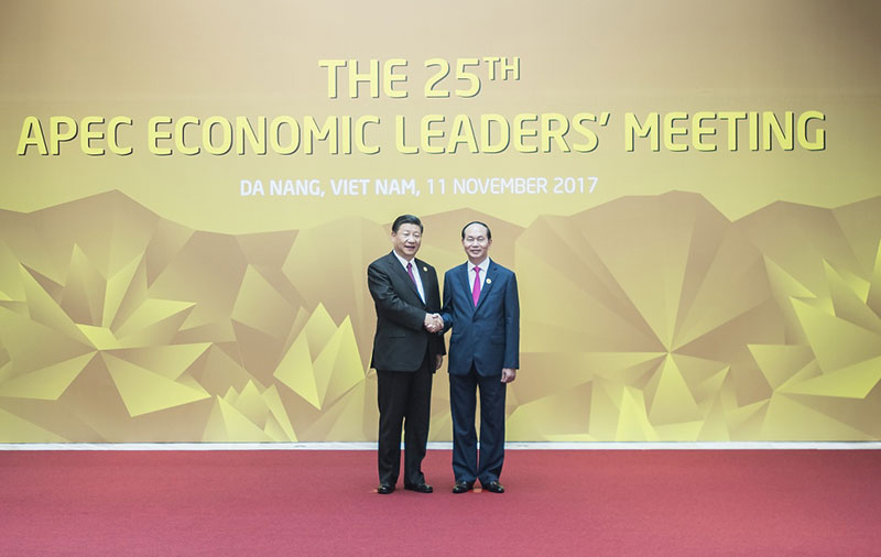 11月11日，亞太經合組織第二十五次領導人非正式會議在越南峴港舉行。國家主席習近平出席並發表題為《攜手譜寫亞太合作共贏新篇章》的重要講話。這是會議開始前，習近平受到越南國家主席陳大光的熱情迎接。新華社記者 李濤 攝