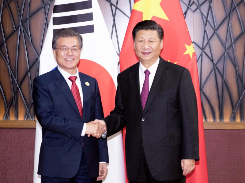 11月11日，國家主席習(xí)近平在越南峴港會(huì)見韓國總統(tǒng)文在寅。新華社記者 丁林 攝