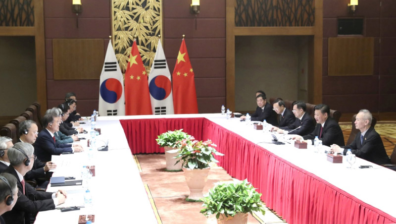 11月11日，國家主席習近平在越南峴港會見韓國總統文在寅。新華社記者 馬佔成 攝