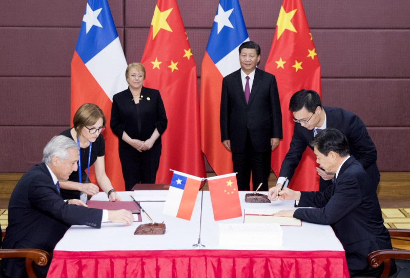 11月11日，國家主席習(xí)近平在越南峴港同智利總統(tǒng)巴切萊特一道出席中智自由貿(mào)易協(xié)定升級(jí)議定書簽字儀式。新華社記者 丁林 攝