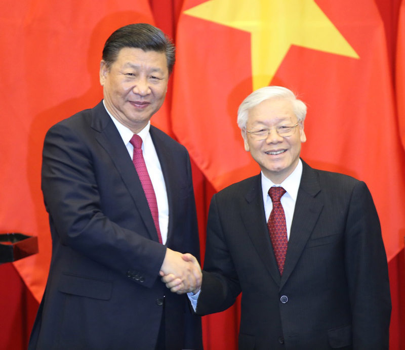 11月12日，中共中央總書記、國家主席習近平在河內越共中央駐地同越共中央總書記阮富仲舉行會談。這是會談后，兩國領導人共同見証共建“一帶一路”和“兩廊一圈”合作備忘錄以及產能、能源、跨境經濟合作區、電子商務、人力資源、經貿、金融、文化、衛生、新聞、社會科學、邊防等領域合作文件的簽署。新華社記者 姚大偉 攝