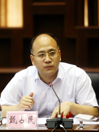 中共中央黨校副校長甄佔民　　十九大取得具有劃時代意義的豐碩成果，其根本原因在於我們黨深刻把握時代脈搏、實踐要求和人民期待，在治國理政一系列重大理論和實踐問題上實現重大突破，在系統謀劃黨和國家未來發展中昭示中華民族偉大復興的光明前景。精髓要義集中體現在“四新”上。