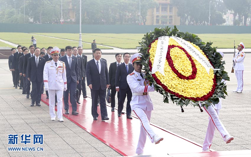 11月13日，中共中央總書記、國家主席習(xí)近平在河內(nèi)瞻仰胡志明主席陵並敬獻(xiàn)花圈。 新華社記者 謝環(huán)馳 攝