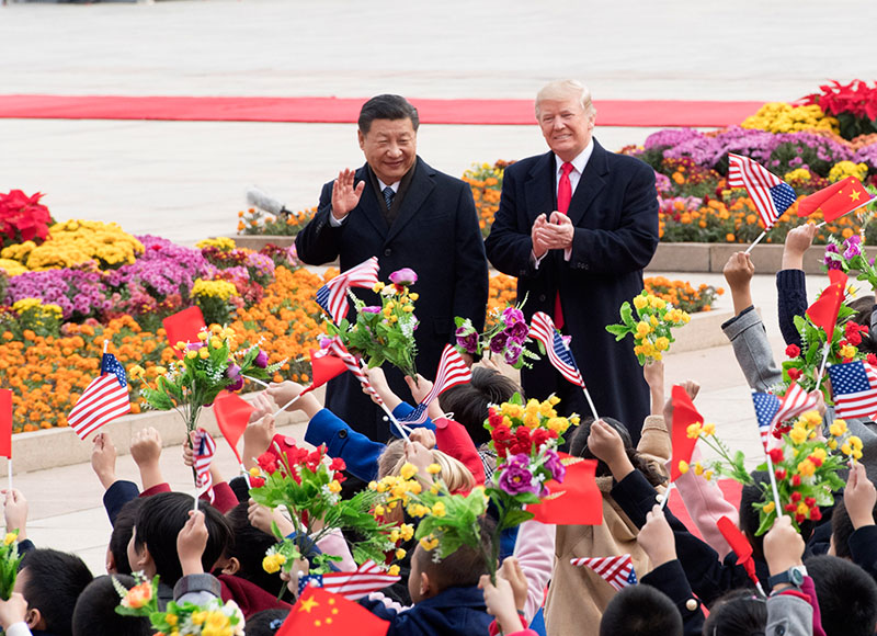 11月9日，國(guó)家主席習(xí)近平在北京人民大會(huì)堂東門外廣場(chǎng)舉行歡迎儀式，歡迎美利堅(jiān)合眾國(guó)總統(tǒng)唐納德·特朗普對(duì)中國(guó)進(jìn)行國(guó)事訪問。 新華社記者李學(xué)仁 攝