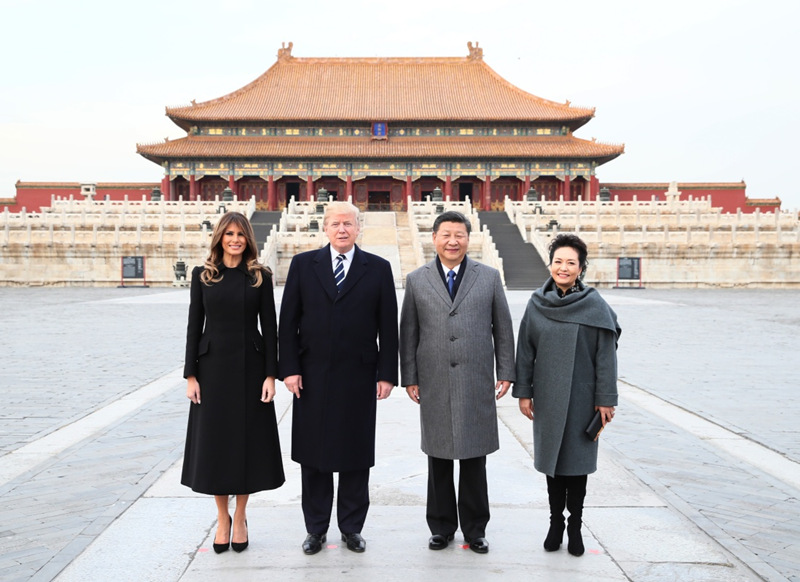 11月8日，國家主席習近平和夫人彭麗媛陪同來華進行國事訪問的美國總統特朗普和夫人梅拉尼婭參觀故宮博物院。這是兩國元首夫婦在太和殿廣場合影。新華社記者蘭紅光攝