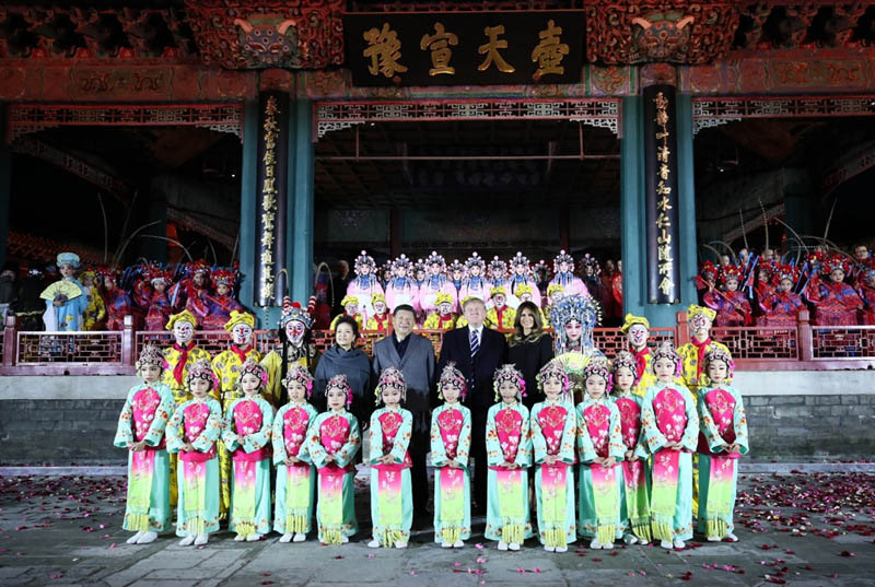 11月8日，國家主席習近平和夫人彭麗媛陪同來華進行國事訪問的美國總統特朗普和夫人梅拉尼婭參觀故宮博物院。這是兩國元首夫婦共同欣賞京劇表演后同演員們合影。新華社記者蘭紅光攝