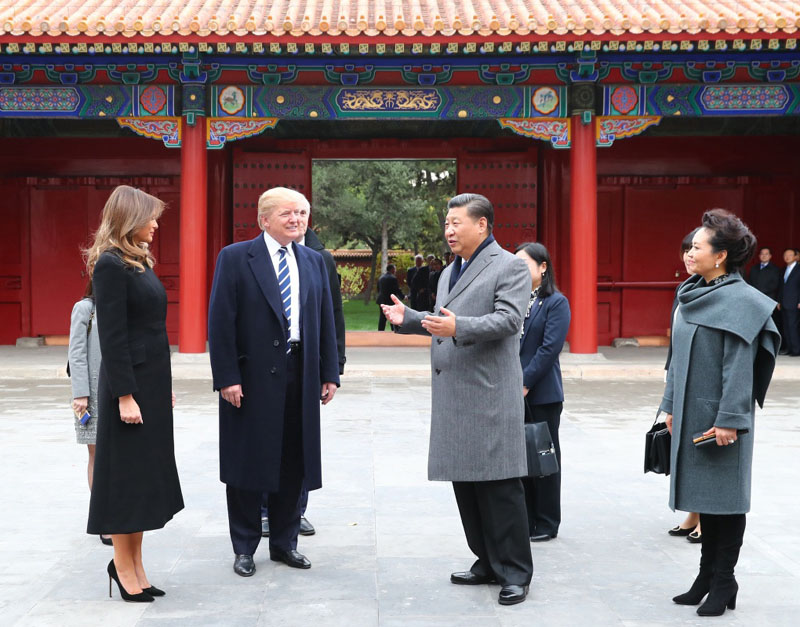 11月8日下午，國(guó)家主席習(xí)近平和夫人彭麗媛在北京故宮博物院迎接來(lái)華進(jìn)行國(guó)事訪問(wèn)的美國(guó)總統(tǒng)特朗普和夫人梅拉尼婭。兩國(guó)元首夫婦在寶蘊(yùn)樓簡(jiǎn)短茶敘。新華社記者 謝環(huán)馳 攝