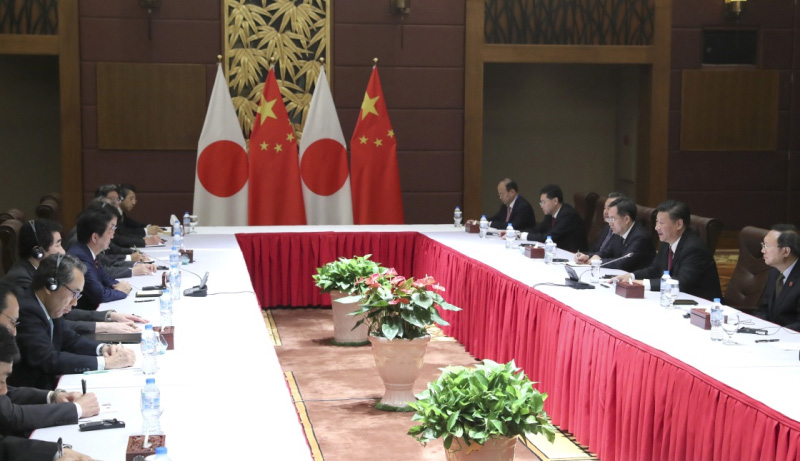 11月11日，國家主席習近平在越南峴港會見日本首相安倍晉三。新華社記者 馬佔成 攝