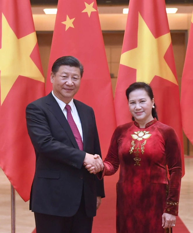 11月12日，中共中央總書記、國家主席習近平在河內會見越南國會主席阮氏金銀。 新華社記者 張鐸 攝