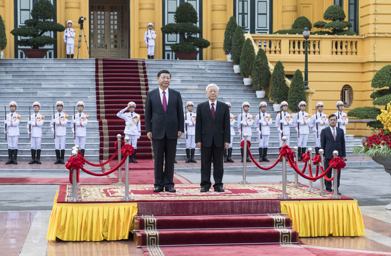 11月12日，中共中央總書記、國家主席習(xí)近平在河內(nèi)越共中央駐地同越共中央總書記阮富仲舉行會(huì)談。這是會(huì)談前，阮富仲在主席府廣場為習(xí)近平舉行盛大歡迎儀式。 新華社記者 李濤 攝