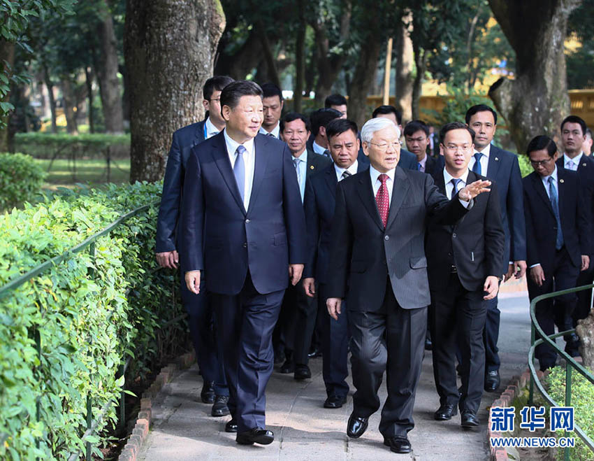 11月13日，中共中央總書記、國家主席習近平在河內(nèi)越共中央駐地再次會見越共中央總書記阮富仲。會見后，習近平和阮富仲前往胡志明故居繼續(xù)交流。新華社記者 蘭紅光 攝