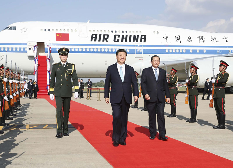 11月13日，中共中央總書記、國(guó)家主席習(xí)近平抵達(dá)萬(wàn)象，開始對(duì)老撾人民民主共和國(guó)進(jìn)行國(guó)事訪問(wèn)。 新華社記者 蘭紅光 攝