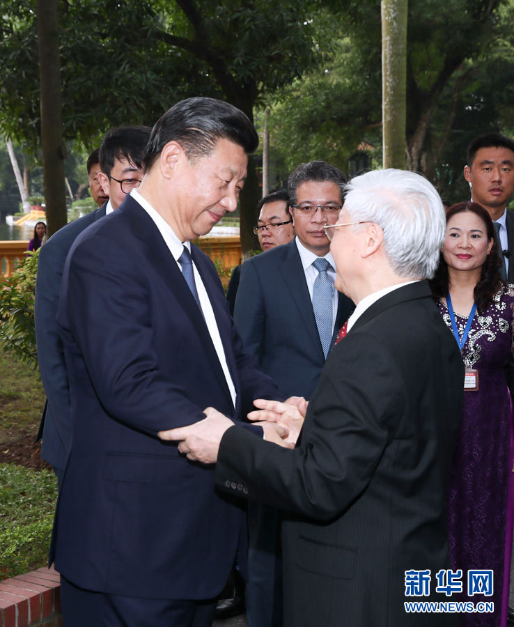 11月13日，中共中央總書記、國家主席習近平在河內越共中央駐地再次會見越共中央總書記阮富仲。會見后，習近平和阮富仲前往胡志明故居繼續交流。新華社記者 蘭紅光 攝